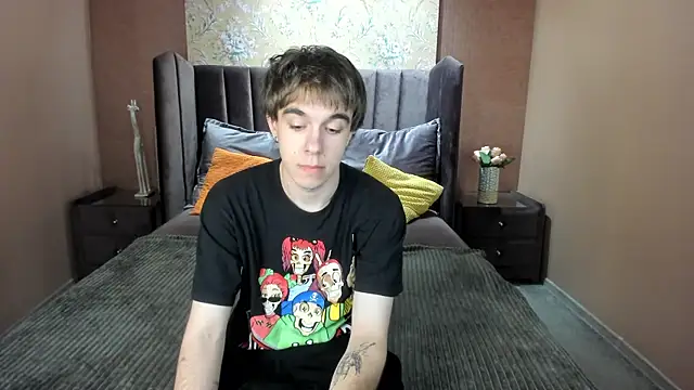 Snapshot of DaveBevy chatting on June 17, 7:37 pm DaveBevy online show from June 17, 7:37 pm