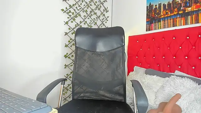 Snapshot of emily__dee chatting on April 21, 1:06 pm emily dee online show from April 21, 1:06 pm