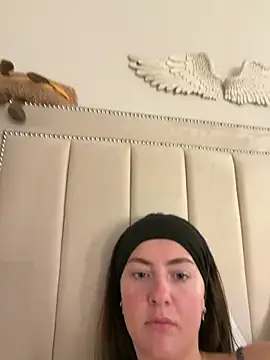 LolaSkyee online show from April 8, 6:57 am