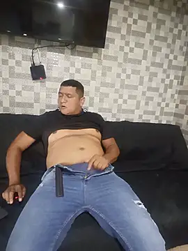 Snapshot of luis20212 chatting on June 17, 3:31 am luis20212 online show from June 17, 3:31 am