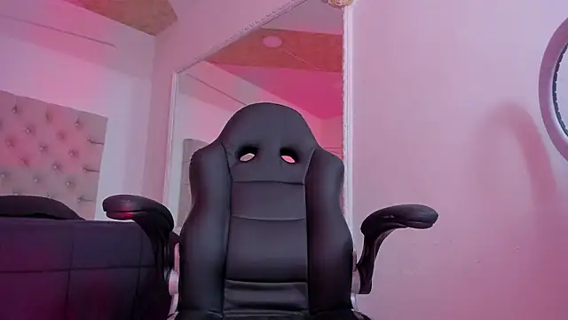 Snapshot of DrakoStone chatting on March 30, 8:43 pm DrakoStone online show from March 30, 8:43 pm