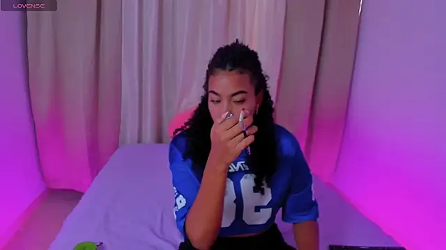 Snapshot of Emy_sweet07 chatting on April 3, 9:35 pm Emy sweet07 online show from April 3, 9:35 pm