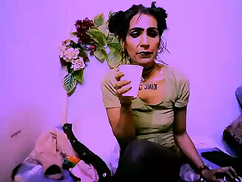 Alanadelray21 online show from July 6, 7:27 am