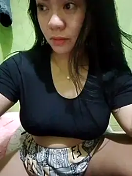 Snapshot of sweety_honey27 chatting on April 19, 5:45 pm sweety honey27 online show from April 19, 5:45 pm