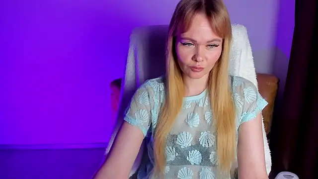 Snapshot of Kirasweetlove chatting on April 6, 8:37 am Kirasweetlove online show from April 6, 8:37 am