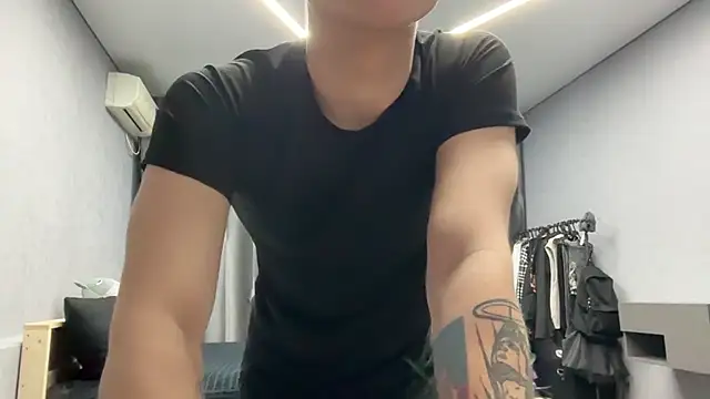 MaxWoolf online show from April 18, 5:06 pm
