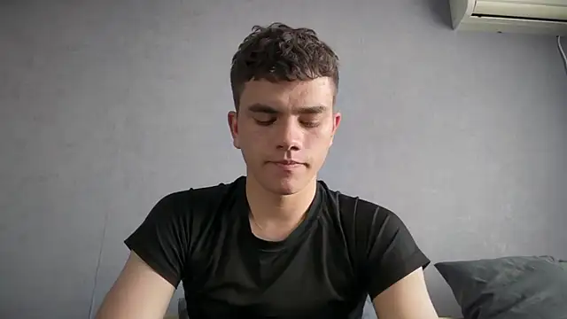 Snapshot of MaxWoolf chatting on June 6, 12:10 pm MaxWoolf online show from June 6, 12:10 pm