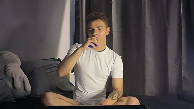 Snapshot of MaxWoolf chatting on July 8, 1:48 pm MaxWoolf online show from July 8, 1:48 pm
