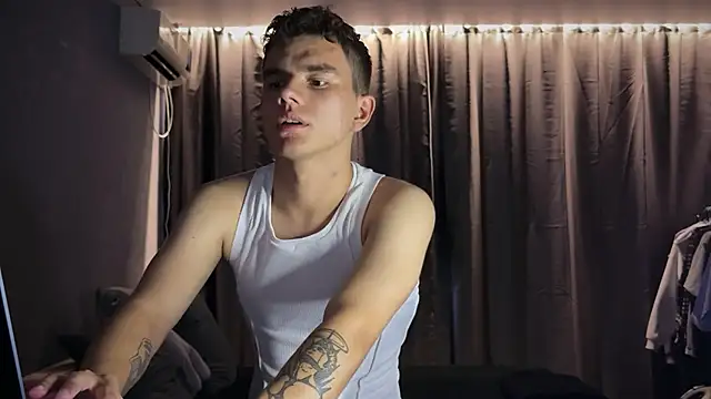 Snapshot of MaxWoolf chatting on July 9, 2:21 pm MaxWoolf online show from July 9, 2:21 pm