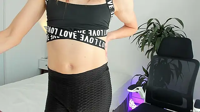 LilyReina online show from March 31, 5:57 pm