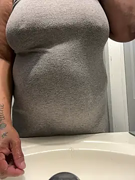 Sweetie8582 online show from April 14, 12:38 am