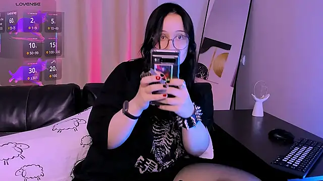 Snapshot of Ame_Core chatting on April 6, 8:43 pm Ame Core online show from April 6, 8:43 pm