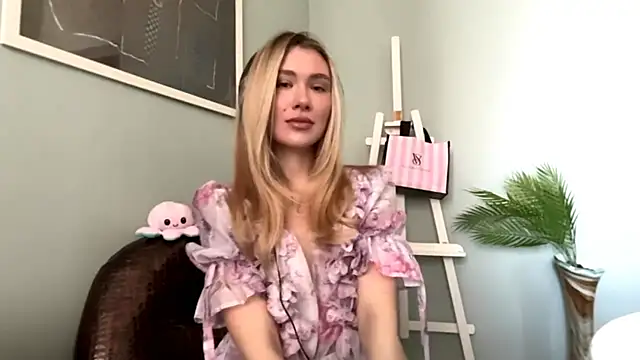 Snapshot of Alicesuperstar chatting on March 31, 7:31 am Alicesuperstar online show from March 31, 7:31 am