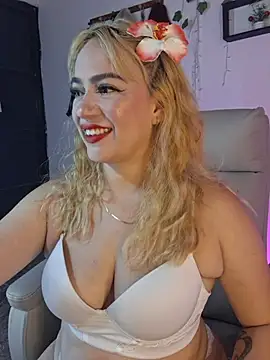 Snapshot of Carolina_2403 chatting on June 7, 9:29 pm Carolina 2403 online show from June 7, 9:29 pm