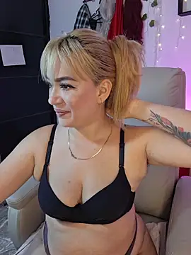 Snapshot of Carolina_2403 chatting on June 10, 11:57 pm Carolina 2403 online show from June 10, 11:57 pm