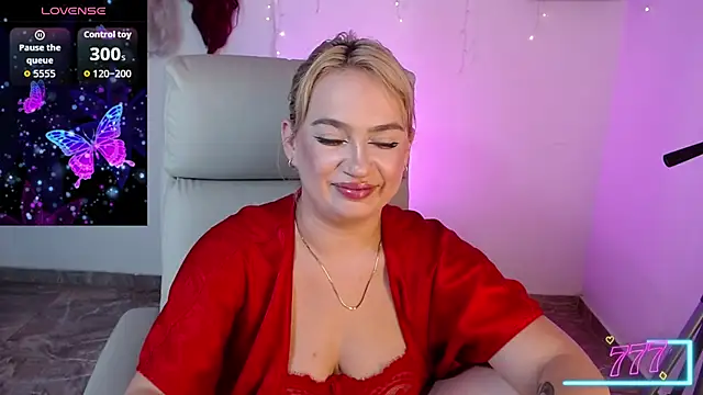 Snapshot of Carolina_2403 chatting on June 11, 10:41 pm Carolina 2403 online show from June 11, 10:41 pm