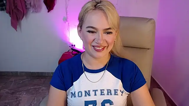 Snapshot of Carolina_2403 chatting on June 12, 11:14 pm Carolina 2403 online show from June 12, 11:14 pm