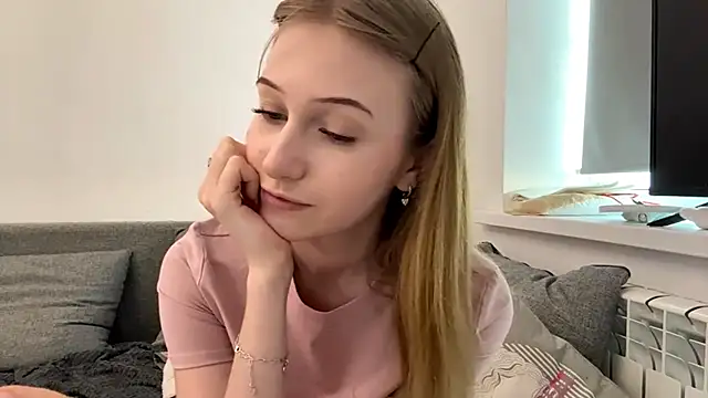 Snapshot of KatrineDrea chatting on April 17, 3:04 pm KatrineDrea online show from April 17, 3:04 pm
