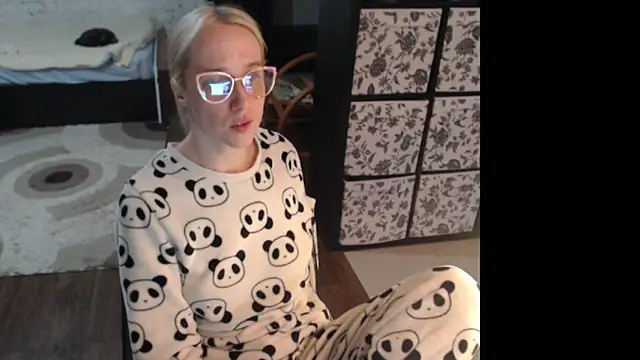 Snapshot of Sweet_hot_shrmp chatting on April 28, 2:27 am Sweet hot shrmp online show from April 28, 2:27 am