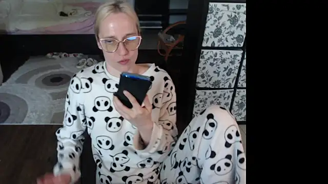 Snapshot of Sweet_hot_shrmp chatting on May 10, 8:30 am Sweet hot shrmp online show from May 10, 8:30 am