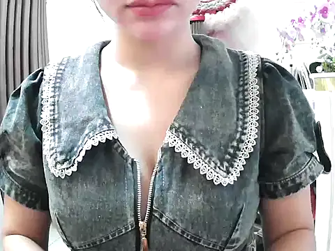 Snapshot of Lyna_2k chatting on June 11, 8:23 am Lyna 2k online show from June 11, 8:23 am