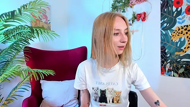 Snapshot of Melrose_ chatting on April 28, 8:47 pm Melrose online show from April 28, 8:47 pm