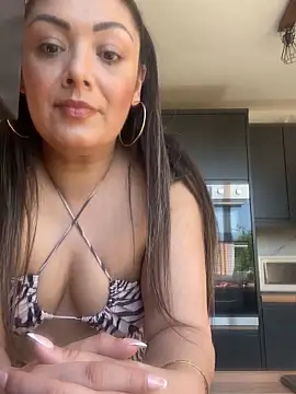 Snapshot of AmeliaUK chatting on April 7, 11:43 am AmeliaUK online show from April 7, 11:43 am