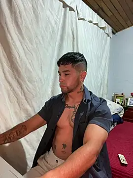 Snapshot of Sexmuscle17 chatting on June 4, 11:33 pm Sexmuscle17 online show from June 4, 11:33 pm
