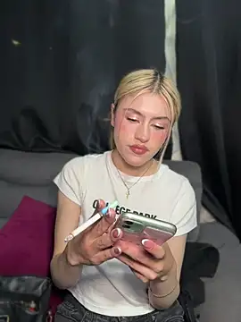 Snapshot of Lia_fire chatting on April 19, 2:55 am Lia fire online show from April 19, 2:55 am