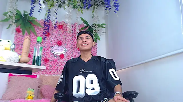 Snapshot of Thiagorincon22 chatting on April 2, 9:01 pm Thiagorincon22 online show from April 2, 9:01 pm