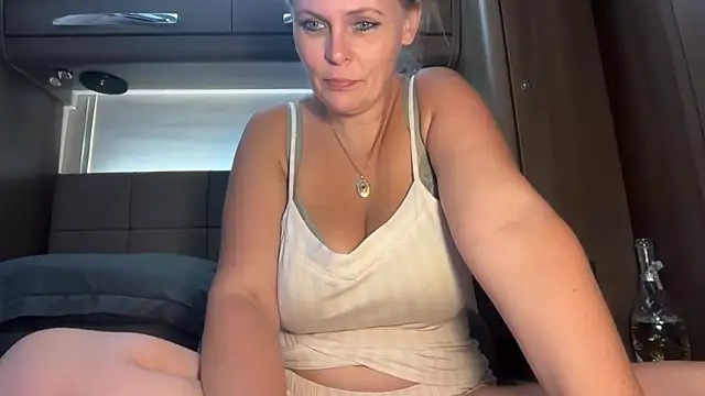 Snapshot of BustySwingingSlut chatting on June 27, 8:14 pm BustySwingingSlut online show from June 27, 8:14 pm