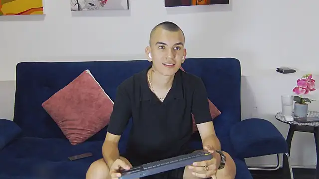 Snapshot of Rowan_Cley chatting on April 8, 7:47 pm Rowan Cley online show from April 8, 7:47 pm