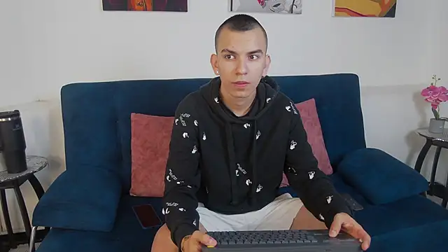 Snapshot of Rowan_Cley chatting on June 6, 12:32 pm Rowan Cley online show from June 6, 12:32 pm