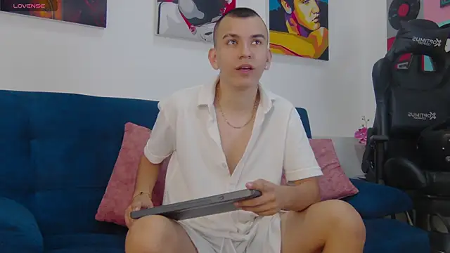 Snapshot of Rowan_Cley chatting on June 26, 11:47 am Rowan Cley online show from June 26, 11:47 am