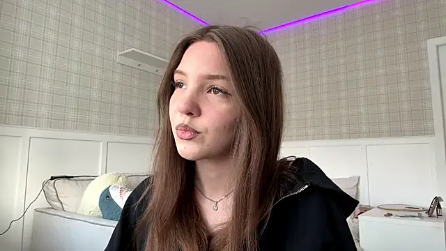 CassondraBern online show from April 7, 2:06 pm