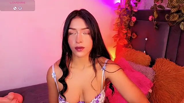 Snapshot of Alisse_Storm chatting on June 1, 12:29 pm Alisse Storm online show from June 1, 12:29 pm