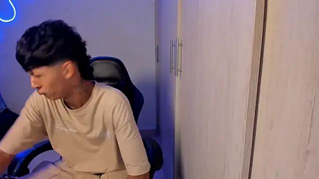 Snapshot of dante_martinez chatting on April 8, 10:32 pm dante martinez online show from April 8, 10:32 pm
