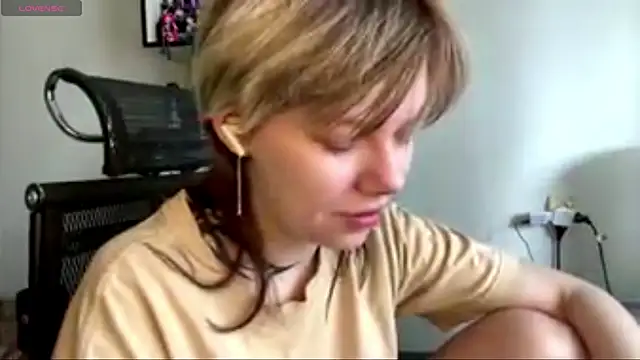 Snapshot of MadalynNosel chatting on April 12, 7:13 am MadalynNosel online show from April 12, 7:13 am