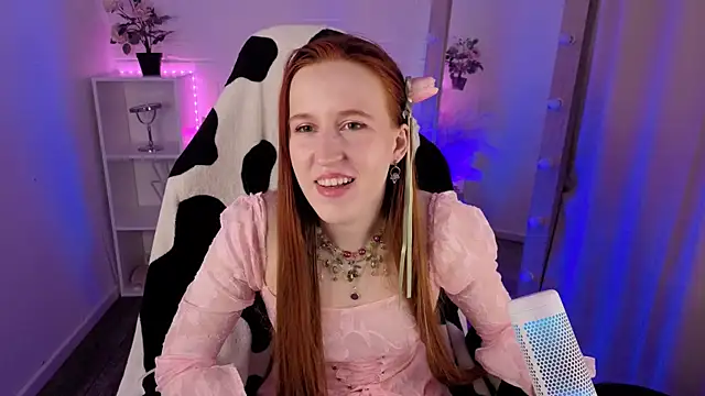 Snapshot of EvaBellea chatting on April 8, 1:11 pm EvaBellea online show from April 8, 1:11 pm