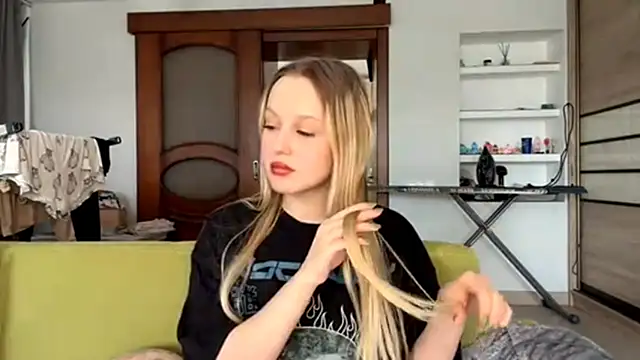 ElvieTribou online show from April 13, 8:09 am