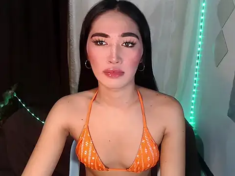 Snapshot of urasiankylie chatting on June 6, 6:01 pm urasiankylie online show from June 6, 6:01 pm