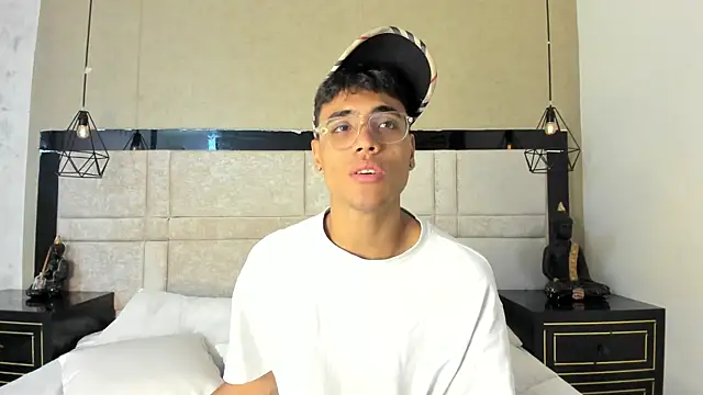 Snapshot of DannTaylor chatting on April 23, 12:40 pm DannTaylor online show from April 23, 12:40 pm