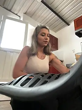 Snapshot of Isabella_varella- chatting on June 23, 2:15 pm Isabella varella- online show from June 23, 2:15 pm