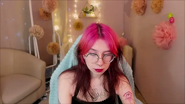 Snapshot of Alice_Nyx chatting on April 5, 8:17 pm Alice Nyx online show from April 5, 8:17 pm