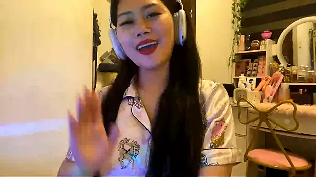 Snapshot of GlindaDejardin chatting on April 28, 5:18 pm GlindaDejardin online show from April 28, 5:18 pm