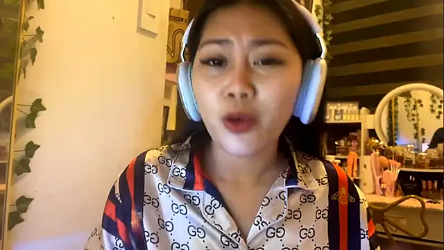Snapshot of GlindaDejardin chatting on May 17, 5:20 pm GlindaDejardin online show from May 17, 5:20 pm