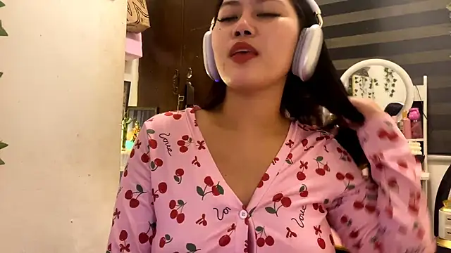 Snapshot of GlindaDejardin chatting on May 18, 5:52 pm GlindaDejardin online show from May 18, 5:52 pm