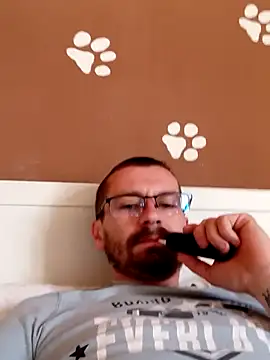 Snapshot of jozsi1995 chatting on April 8, 7:08 am jozsi1995 online show from April 8, 7:08 am