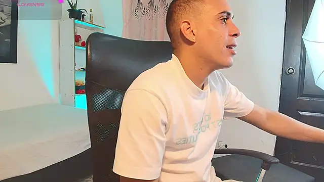 Snapshot of Axel__fierro chatting on April 4, 10:51 pm Axel fierro online show from April 4, 10:51 pm