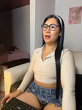 EvelynLeen  online show from April 7, 11:43 am